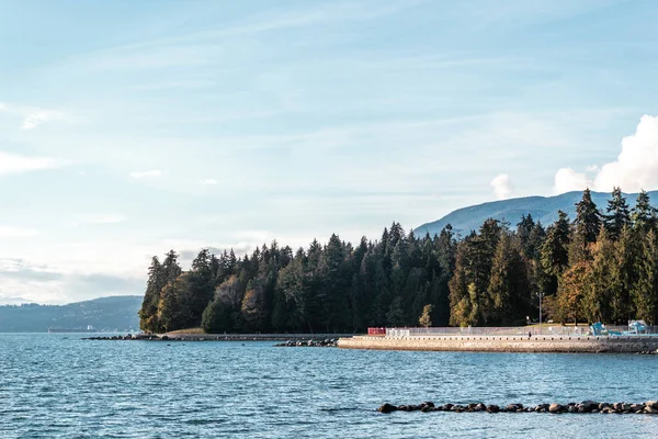 Stanley Park en de zee in Vancouver, Canada — Stockfoto