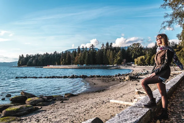 Κορίτσι κοντά στο Stanley Park στο Βανκούβερ, Καναδάς — Φωτογραφία Αρχείου