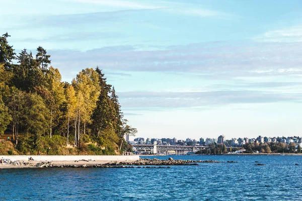 Stanley Park en de zee in Vancouver, Canada — Stockfoto