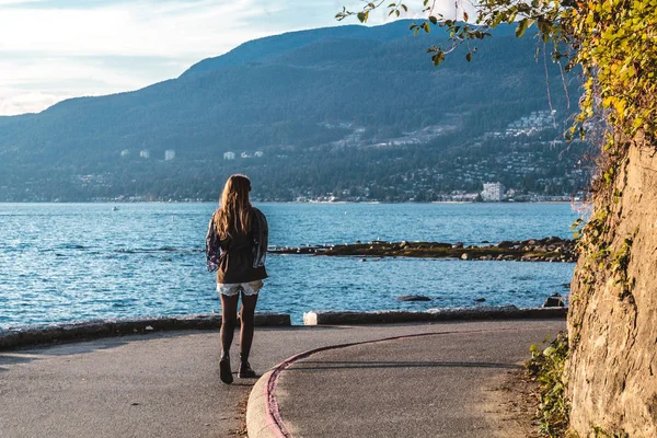 Menina perto de Stanley Park em Vancouver, Canadá — Fotografia de Stock