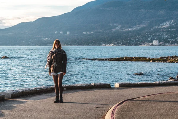 Meisje in de buurt van Stanley Park in Vancouver, Canada — Stockfoto