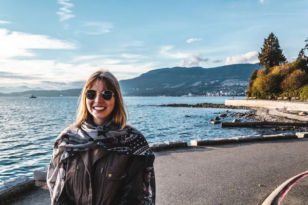 Meisje in de buurt van Stanley Park in Vancouver, Canada — Stockfoto