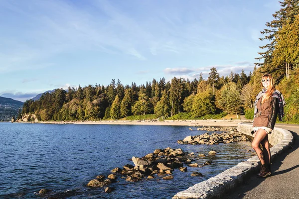 Κορίτσι κοντά στο Stanley Park στο Βανκούβερ, Καναδάς — Φωτογραφία Αρχείου