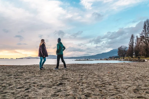 Пара в English Bay Beach Park в Ванкувере, Канада — стоковое фото