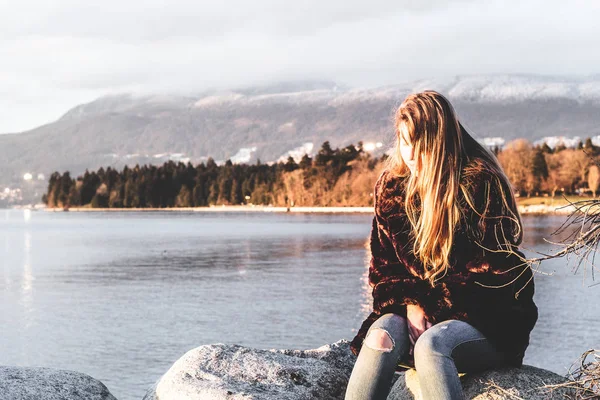 Flicka på engelska Bay Beach Park i Vancouver, Kanada — Stockfoto