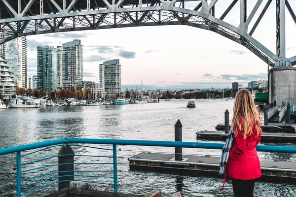 Flicka nära False Creek i Vancouver Bc, Kanada — Stockfoto