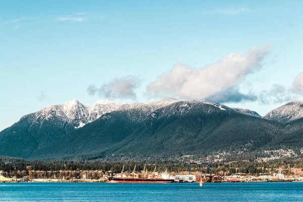 Vancouver Montanhas vista de Harbour Green Park, Canadá — Fotografia de Stock