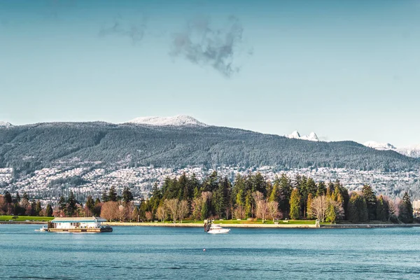 Vancouver Montanhas vista de Harbour Green Park, Canadá — Fotografia de Stock