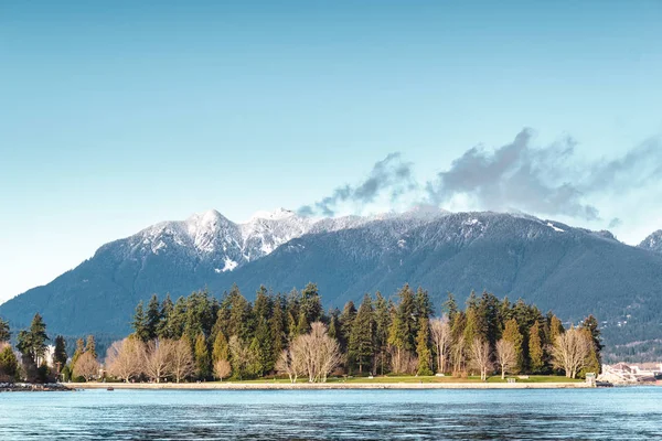 Vancouver Mountains har utsikt fra Harbour Green Park, Canada – stockfoto