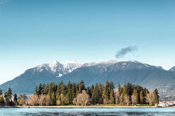 Vancouver Montanhas vista de Harbour Green Park, Canadá — Fotografia de Stock