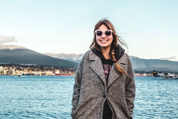 Ragazza alle montagne di Vancouver, Canada — Foto Stock