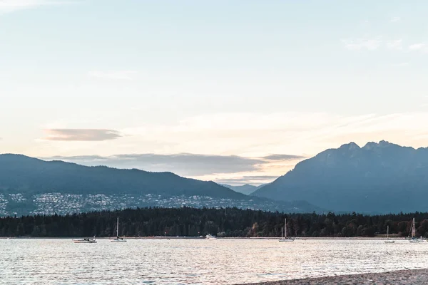 Vancouver bergen uitzicht vanaf Kitsilano, Bc, Canada — Stockfoto
