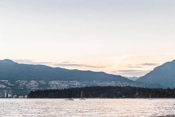 Vistas de las montañas de Vancouver desde Kitsilano, BC, Canadá — Foto de Stock