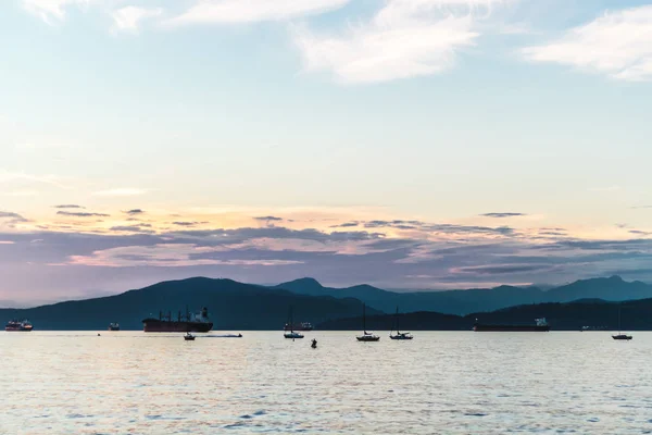 Zonsondergang op het strand van Kitsilano in Vancouver, Bc, Canada — Stockfoto