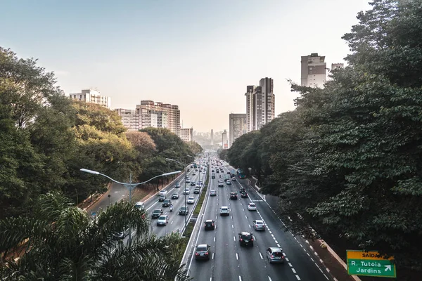 Avenida 23 de Mayo (Avenida 23 de Maio) en Sao Paulo, Brasil — Foto de Stock