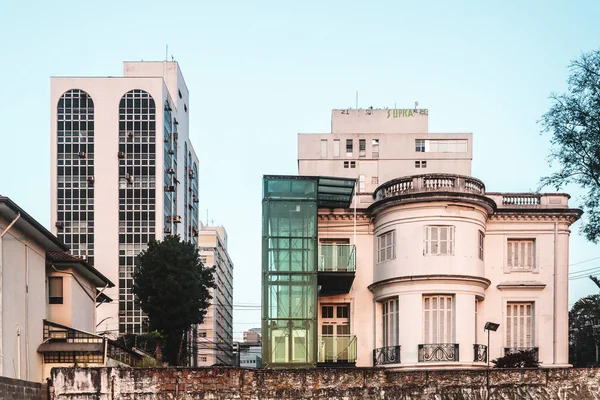 Здания рядом с проспектом Паулиста в Сан-Паулу, Бразилия — стоковое фото