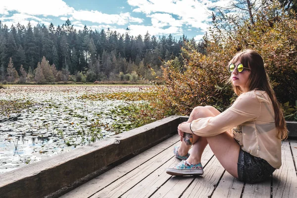 Meisje op Beaver Lake in Stanley Park, Vancouver, Bc, Canada — Stockfoto