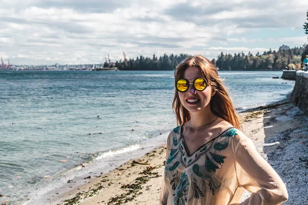 Chica en Seawall en Vancouver, BC, Canadá — Foto de Stock