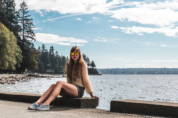 Дівчина на дамбу в Ванкувері, Британська Колумбія, Канада — стокове фото