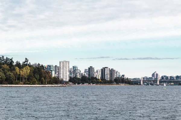 Downtown Vancouver pohled od Stanley parku — Stock fotografie