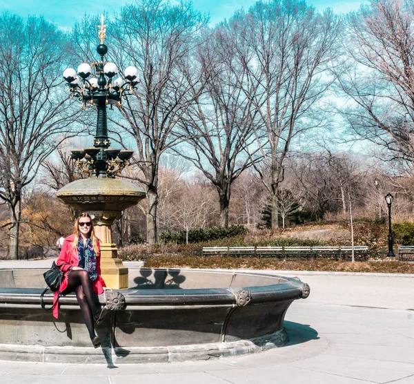 Meisje bij de fontein van de vrienden in Manhattan, New York City — Stockfoto