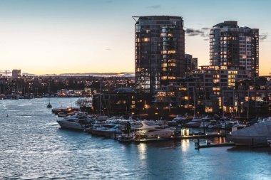Kış günbatımı at False Creek Vancouver, Bc, Kanada