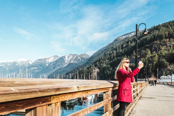 Meisje dat neemt selfie op Horseshoe Bay in West Vancouver, Bc, Canad — Stockfoto