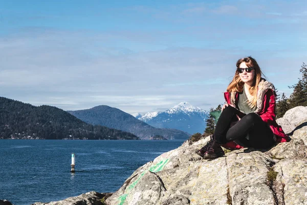 Meisje op Whytecliff Park in de buurt van Horseshoe Bay in West Vancouver, Bc — Stockfoto