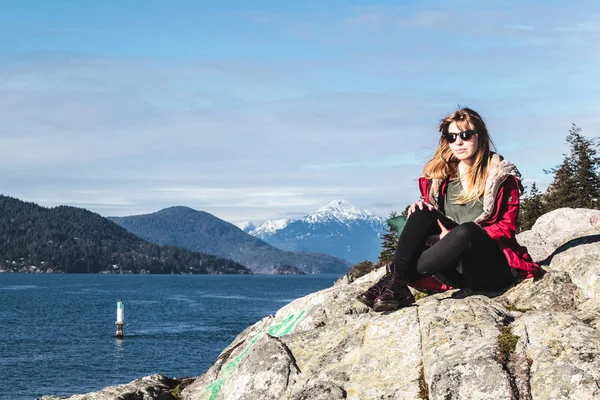 Chica en Whytecliff Park cerca de Horseshoe Bay en West Vancouver, BC — Foto de Stock