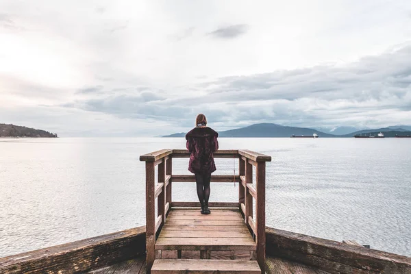 Ragazza al molo di Jericho Beach Park a Vancouver, BC, Canada — Foto Stock