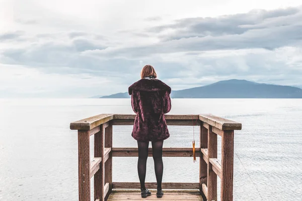 Flicka på piren vid Jeriko Beach Park i Vancouver, Bc, Kanada — Stockfoto