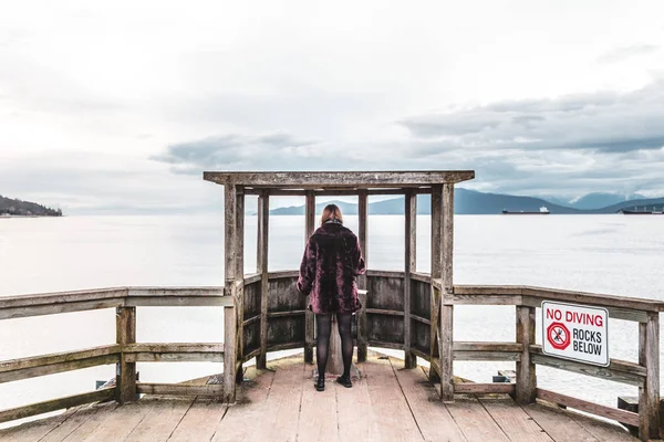 Meisje op Pier in Jericho Beach Park in Vancouver, Bc, Canada — Stockfoto