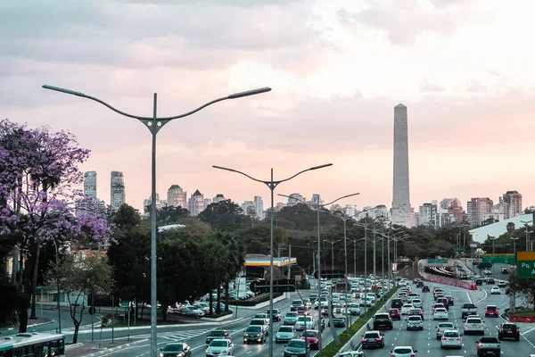 Движение по проспекту 23 мая (Авенида 23 де Майо) в Сан-Паулу — стоковое фото