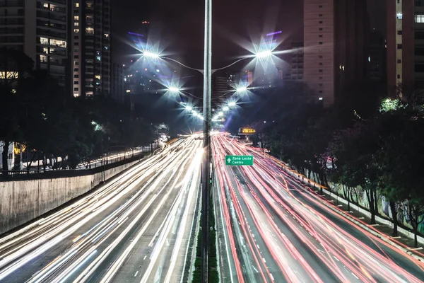 Verkeer aan de Avenue 23 mei (Avenida 23 de Maio) in San Paulo — Stockfoto