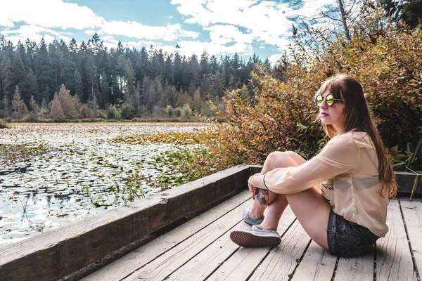 Meisje op Beaver Lake in Stanley Park, Vancouver, Bc, Canada — Stockfoto