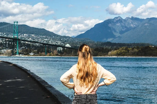 Flicka på Lions Gate Bridge i Vancouver, Bc, Kanada — Stockfoto