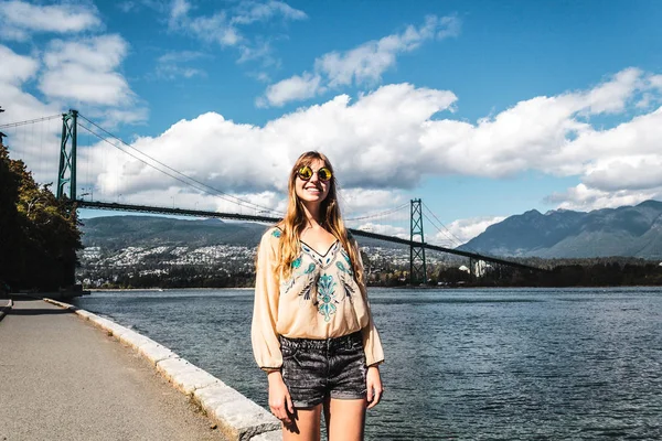 Menina no Lions Gate Bridge em Vancouver, BC, Canadá — Fotografia de Stock