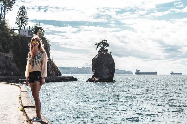 Chica cerca de Siwash Rock en Vancouver, BC, Canadá — Foto de Stock