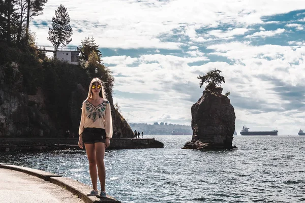 Meisje in de buurt van Siwash Rock in Vancouver, Bc, Canada — Stockfoto