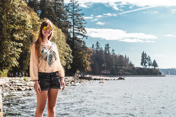 Menina no Seawall em Vancouver, BC, Canadá — Fotografia de Stock