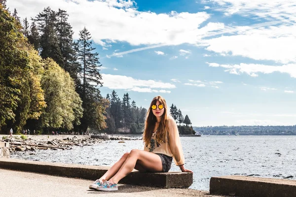 Κορίτσι στο μόλο στο Vancouver, Bc, Καναδάς — Φωτογραφία Αρχείου