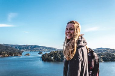 Backpacker kız üstüne taş ocağı Rock Kuzey Vancouver, Bc, CA