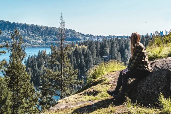 Chica en Quarry Rock en North Vancouver, BC, Canadá — Foto de Stock