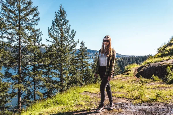 Chica en Quarry Rock en North Vancouver, BC, Canadá — Foto de Stock