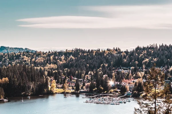 Deep Cove Visa från stenbrottet Rock på North Vancouver, Bc, Kanada — Stockfoto