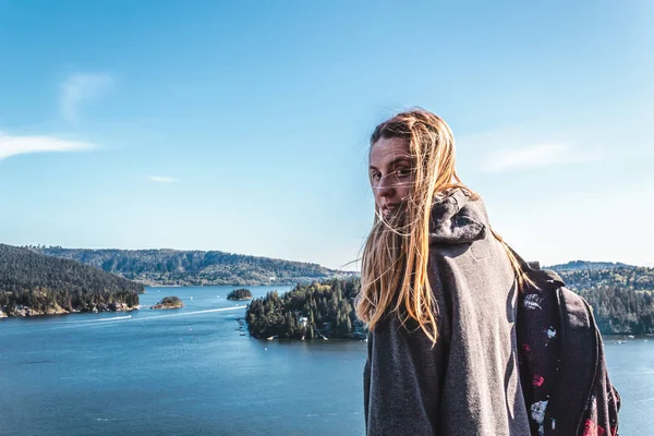 Backpacker Girl em cima de Pedreira Rock em North Vancouver, BC, Ca — Fotografia de Stock