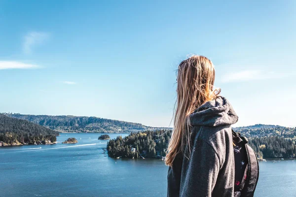 Backpacker Girl em cima de Pedreira Rock em North Vancouver, BC, Ca — Fotografia de Stock