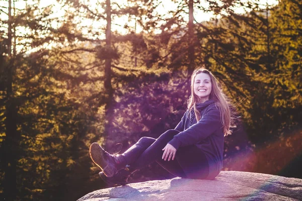 Meisje op de top van steengroeve Rock op North Vancouver, Bc, Canada — Stockfoto