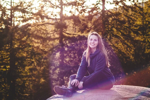 Menina no topo de Pedreira Rock em North Vancouver, BC, Canadá — Fotografia de Stock