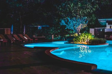 Tatil köyünde yüzme havuzu